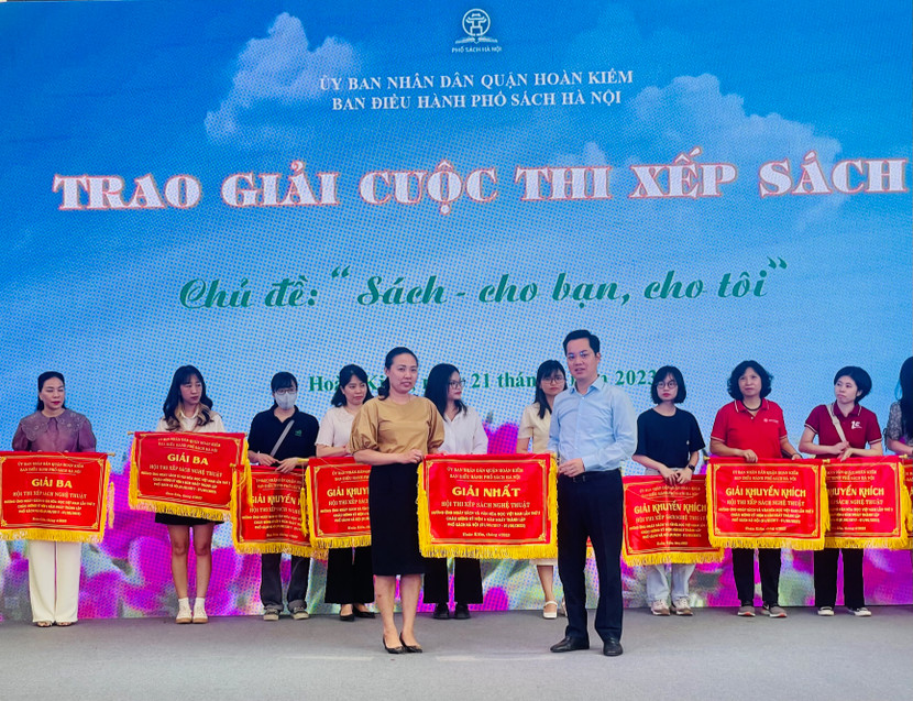 Bí thư Quận ủy Hoàn Kiếm Vũ Đăng Định trao giải cuộc thi xếp sách nghệ thuật.