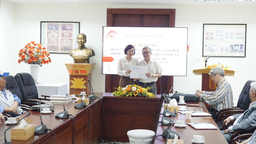 Bà Trần Việt Hoa, Giám đốc Trung tâm Lưu trữ Quốc gia III trao kỷ vật đi B