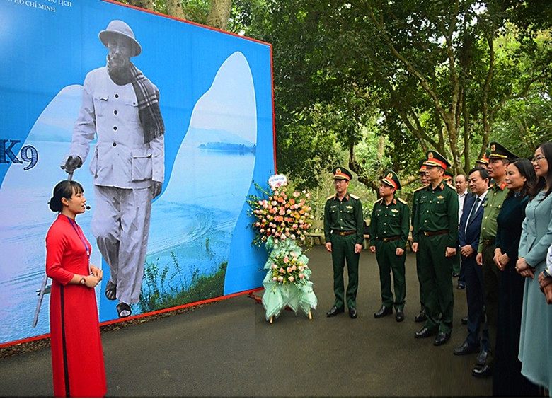 Các đại biểu tham quan trưng bày triển lãm “Bác Hồ với Đá Chông - K9” Các đại biểu tham quan trưng bày triển lãm “Bác Hồ với Đá Chông - K9”