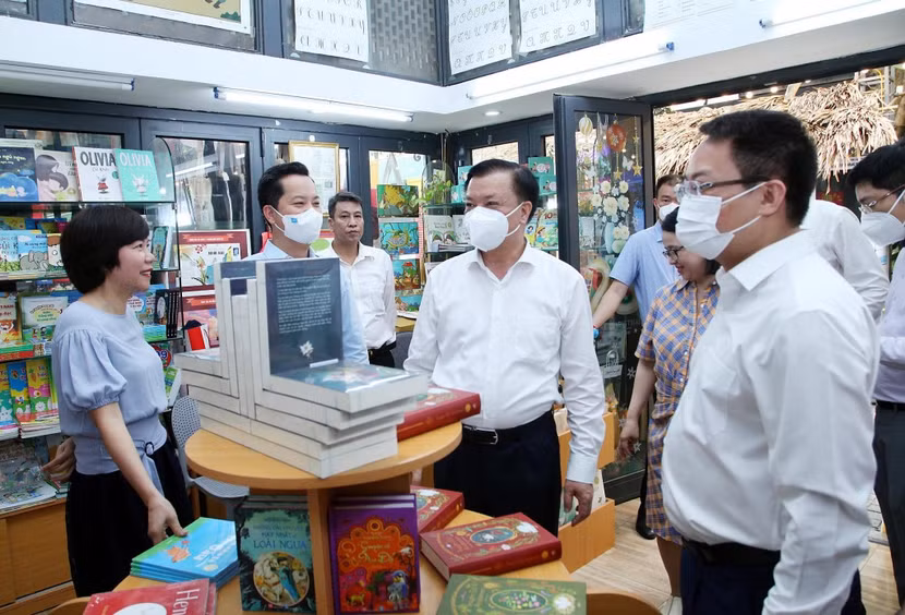 Bí thư Thành ủy Hà Nội Đinh Tiến Dũng trò chuyện với lãnh đạo quận Hoàn Kiếm, Ban Điều hành Phố sách Hà Nội, đại diện các đơn vị xuất bản, phát hành