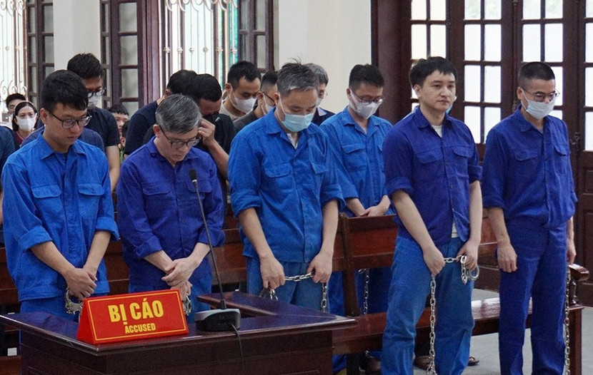 "Tiếp tay" cho buôn lậu, 14 cựu cán bộ, công chức hải quan phải hầu tòa và lĩnh án tù "Tiếp tay" cho buôn lậu, 14 cựu cán bộ, công chức hải quan phải hầu tòa và lĩnh án tù