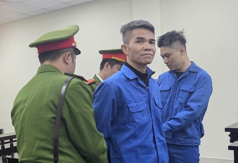 Đỗ Hoàng Nhật (bên phải) và bị cáo liên quan