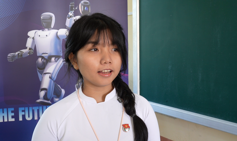 Em Lê Trần Nhã Vy, lớp 10A1 háo hức chờ đợi trước giờ khánh thành phòng STEM