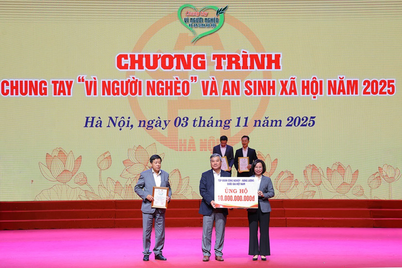 Phó Tổng Giám đốc Petrovietnam Đỗ Chí Thanh trao ủng hộ 10 tỷ đồng cho quỹ “Vì người nghèo” thành phố Hà Nội.