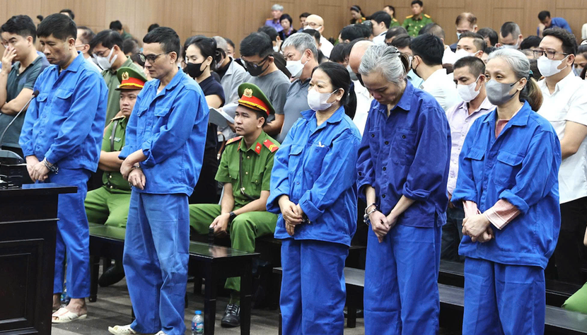 Nói lời sau cùng, nhiều bị cáo đã không giữ được bình tĩnh nên bật khóc. Nói lời sau cùng, nhiều bị cáo đã không giữ được bình tĩnh nên bật khóc.