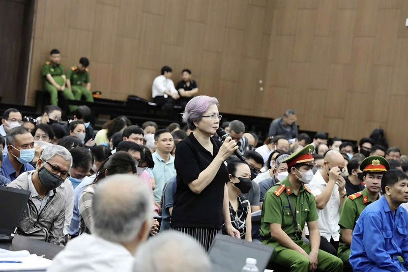 Một "con bạc" lớn tuổi trong vụ án khai báo trước tòa về hành vi của mình. Một "con bạc" lớn tuổi trong vụ án khai báo trước tòa về hành vi của mình.