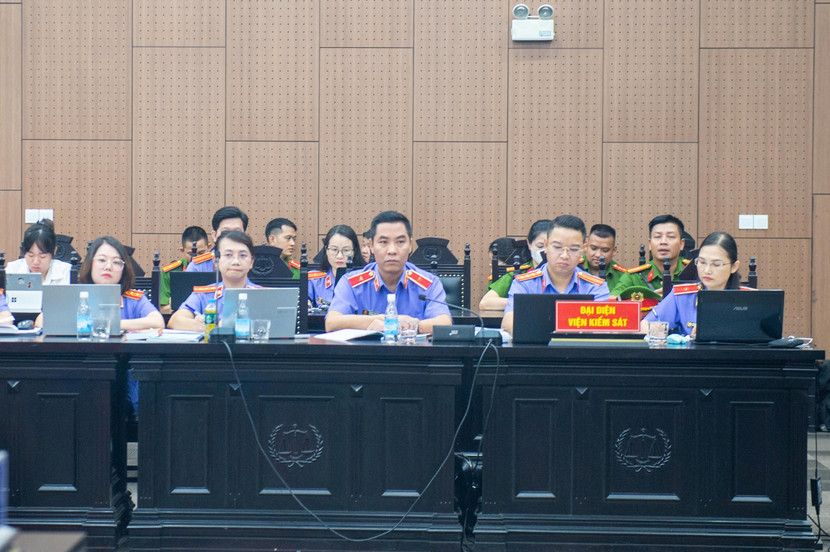 Các kiểm sát viên thực hành quyền công tố tại phiên tòa