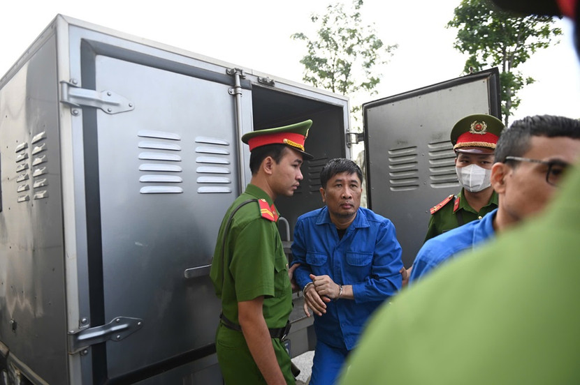 Bị cáo trong vụ án bị dẫn giải tới tòa.