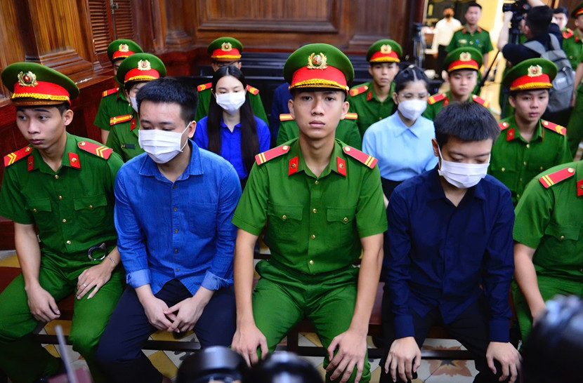 Các bị cáo trong vụ án bị đưa ra xét xử tại phiên tòa.