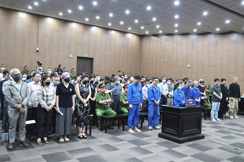 Các bị cáo trong vụ đánh bạc hơn 106 triệu USD bị đưa ra xét xử tại phiên tòa. Các bị cáo trong vụ đánh bạc hơn 106 triệu USD bị đưa ra xét xử tại phiên tòa.