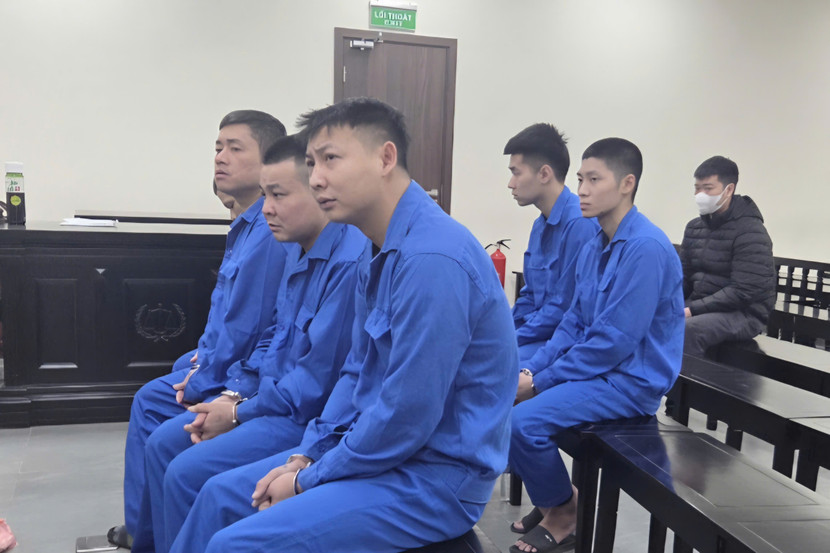 Các bị cáo trong vụ án bị đưa ra xét xử tại phiên tòa.