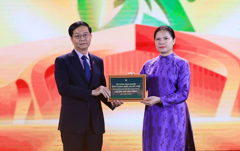 Tại lễ bế mạc Hội chợ mùa Thu lần thứ nhất - 2025, Petrovietnam đã trao ủng hộ đồng bào vùng lũ số tiền 100 tỷ đồng.