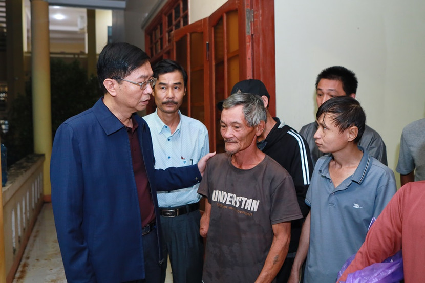 Lãnh đạo Petrovietnam động viên người dân bị ảnh hưởng bởi thiên tai tại miền Trung.