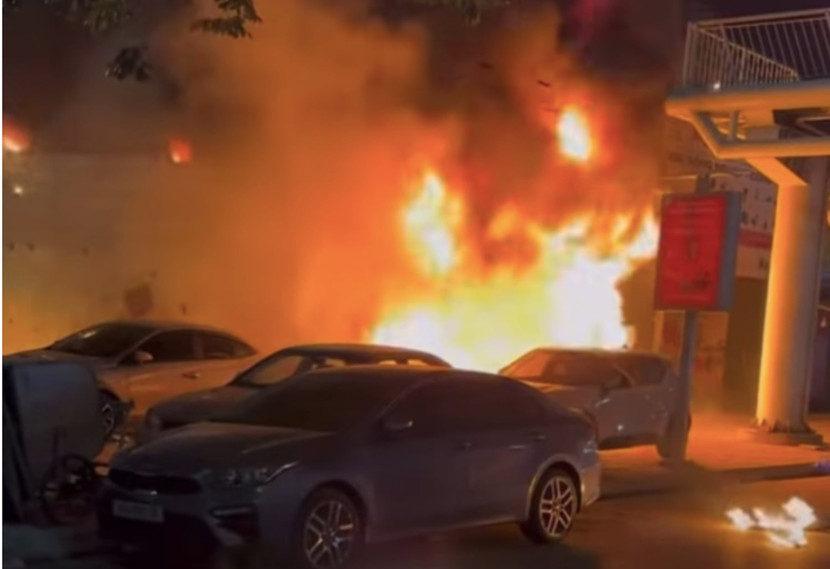 Vụ hỏa hoạn tại quán cà phê do Cao Văn Hùng dùng xăng đốt. Vụ hỏa hoạn tại quán cà phê do Cao Văn Hùng dùng xăng đốt.