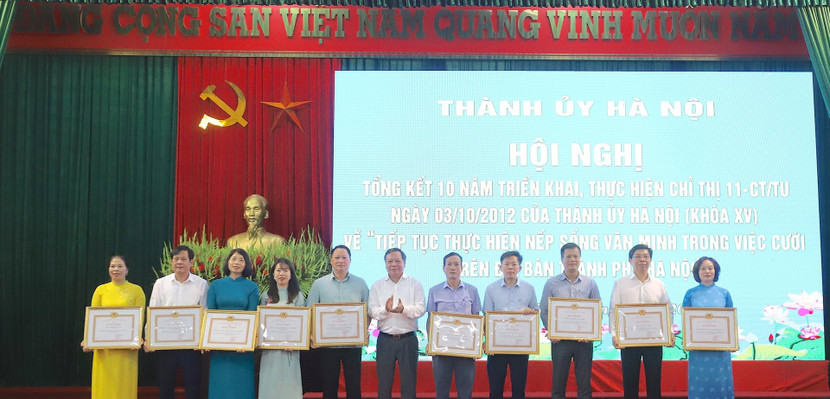 Phó Bí thư Thành uỷ Nguyễn Văn Phong tặng bằng khen của Thành uỷ cho các tập thể có thành tích trong việc thực hiện Chỉ thị 11-CT/TU Phó Bí thư Thành uỷ Nguyễn Văn Phong tặng bằng khen của Thành uỷ cho các tập thể có thành tích trong việc thực hiện Chỉ thị 11-CT/TU