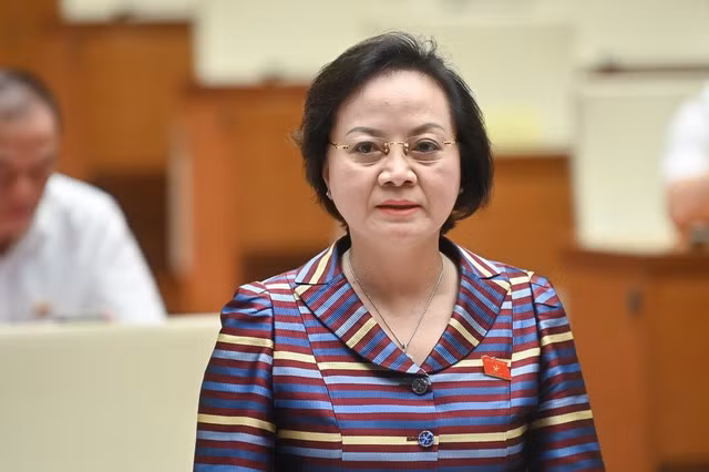 Bộ trưởng Bộ Nội vụ Phạm Thị Thanh Trà tham gia trả lời ĐBQH