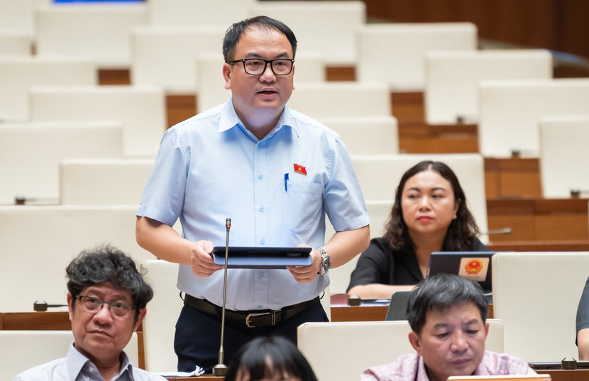 ĐB Phạm Trọng Nghĩa (đoàn Lạng Sơn) góp ý tại hội nghị