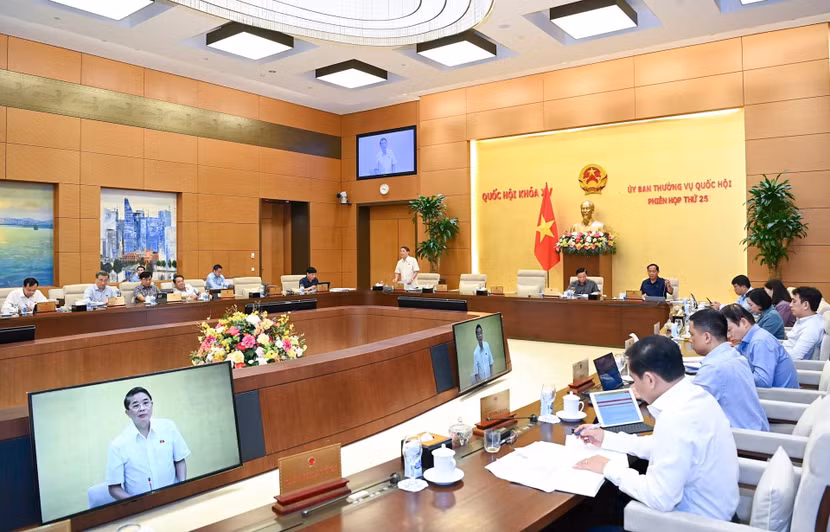Quang cảnh phiên họp UBTVQH sáng 18-8