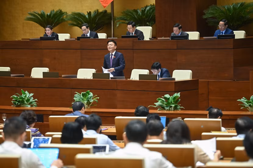 Bộ trưởng Bộ Tư pháp Lê Thành Long trả lời chất vấn trước UBTVQH