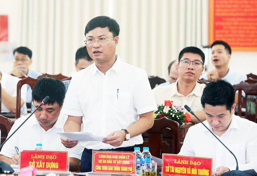 Đại diện Ban Quản lý dự án đầu tư xây dựng công trình giao thông Hà Nội báo cáo tại hội nghị