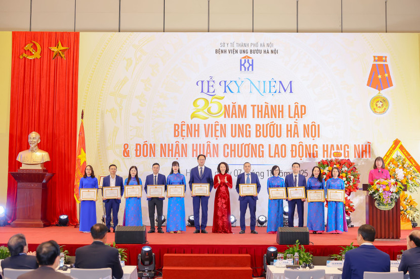Phó Chủ tịch UBND TP Hà Nội Vũ Thu Hà trao tặng Bằng khen của thành phố cho các tập thể, cá nhân Bệnh viện Ung bướu Hà Nội Phó Chủ tịch UBND TP Hà Nội Vũ Thu Hà trao tặng Bằng khen của thành phố cho các tập thể, cá nhân Bệnh viện Ung bướu Hà Nội