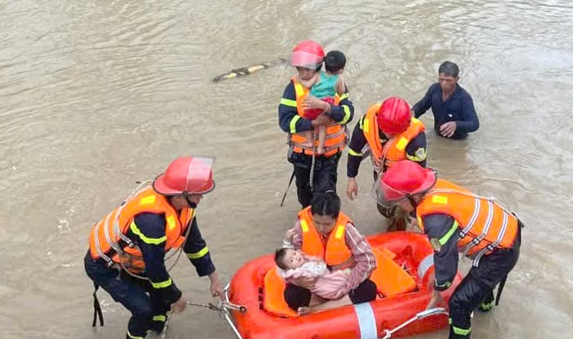 Cảnh sát PCCC&amp;CNCH Công an tỉnh Đắk Lắk sử dụng xuồng hơi cứu nạn người mẹ cùng đứa con nhỏ thoát khỏi vùng lũ lụt