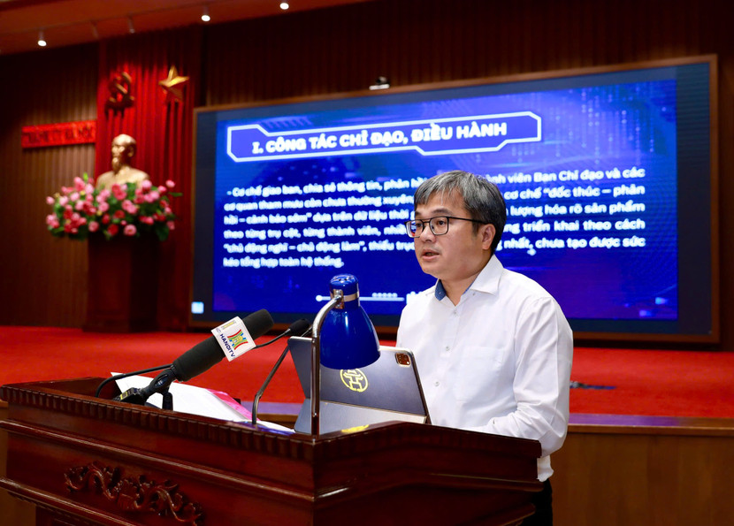 Phó Chủ tịch UBND TP Trương Việt Dũng trình bày báo cáo tại hội nghị