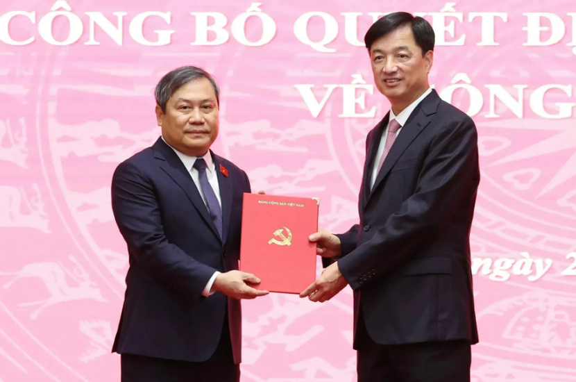 Bí thư Thành ủy Hà Nội Nguyễn Duy Ngọc trao quyết định tới đồng chí Vũ Đại Thắng.