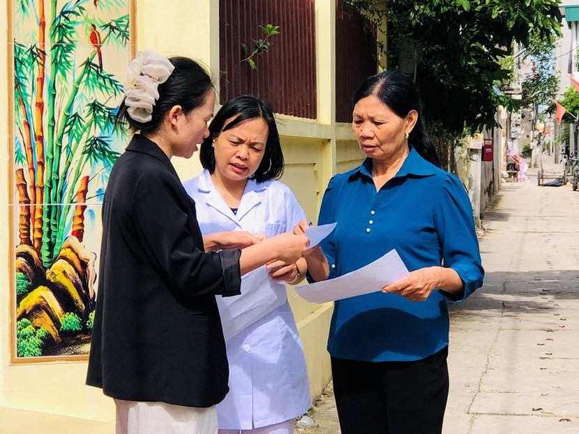 Cán bộ y tế tuyên truyền phòng chống dịch trong cộng đồng, tại xã Tiến Thắng (Hà Nội)