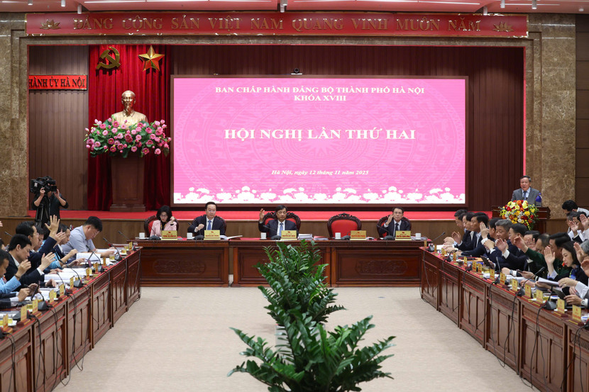 Các đại biểu thông qua chương trình, nội dung hội nghị