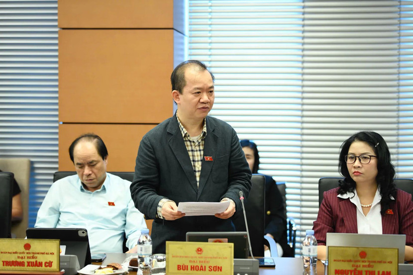 Đại biểu Bùi Hoài Sơn (đoàn Hà Nội) phát biểu thảo luận Đại biểu Bùi Hoài Sơn (đoàn Hà Nội) phát biểu thảo luận