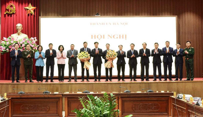 Bí thư Thành ủy Hà Nội Nguyễn Duy Ngọc (giữa) chúc mừng đồng chí Đỗ Anh Tuấn và Trần Đình Cảnh nhận nhiệm vụ mới Bí thư Thành ủy Hà Nội Nguyễn Duy Ngọc (giữa) chúc mừng đồng chí Đỗ Anh Tuấn và Trần Đình Cảnh nhận nhiệm vụ mới