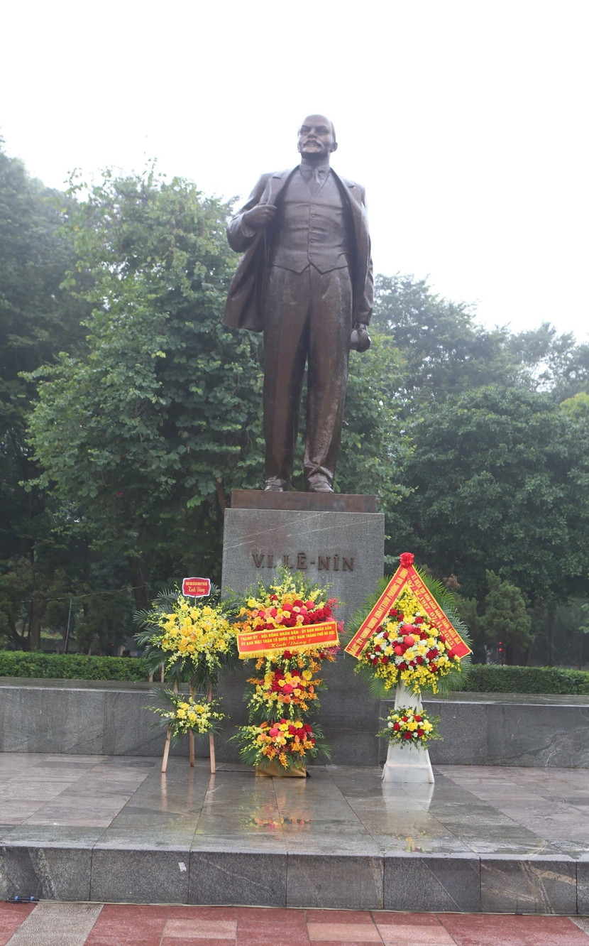 Lãnh đạo thành phố Hà Nội dâng hoa, bày tỏ lòng biết ơn công lao to lớn của V.I.Lênin