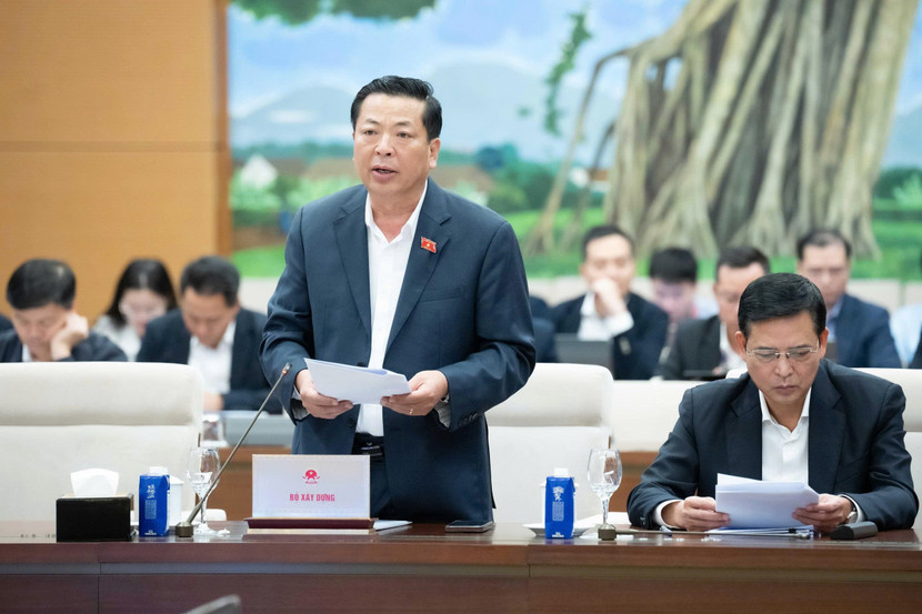 Bộ trưởng Bộ Xây dựng Trần Hồng Minh báo cáo tại phiên họp UBTVQH