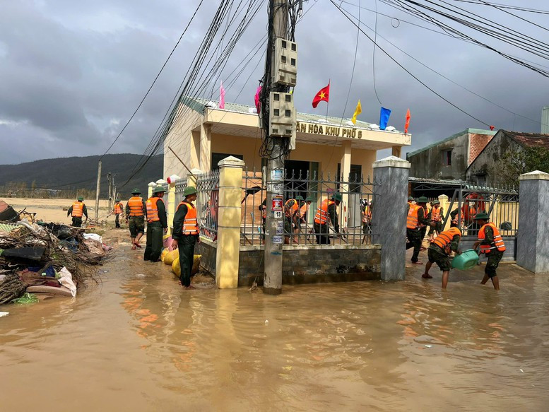 Lực lượng quân đội hỗ trợ nhân dân ở Gia Lai dọn dẹp sau mưa lũ (Ảnh: VGP) Lực lượng quân đội hỗ trợ nhân dân ở Gia Lai dọn dẹp sau mưa lũ (Ảnh: VGP)