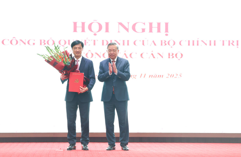 Tổng Bí thư Tô Lâm trao Quyết định và chúc mừng tân Bí thư Thành ủy Hà Nội Tổng Bí thư Tô Lâm trao Quyết định và chúc mừng tân Bí thư Thành ủy Hà Nội