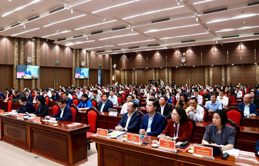 Các đại biểu dự hội nghị tại điểm cầu Thành ủy Hà Nội Các đại biểu dự hội nghị tại điểm cầu Thành ủy Hà Nội