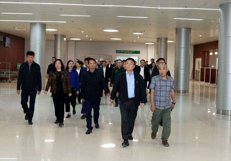Phó Thủ tướng Lê Thành Long kiểm tra tại Cơ sở 2 Bệnh viện Việt Đức và Bệnh viện Bạch Mai