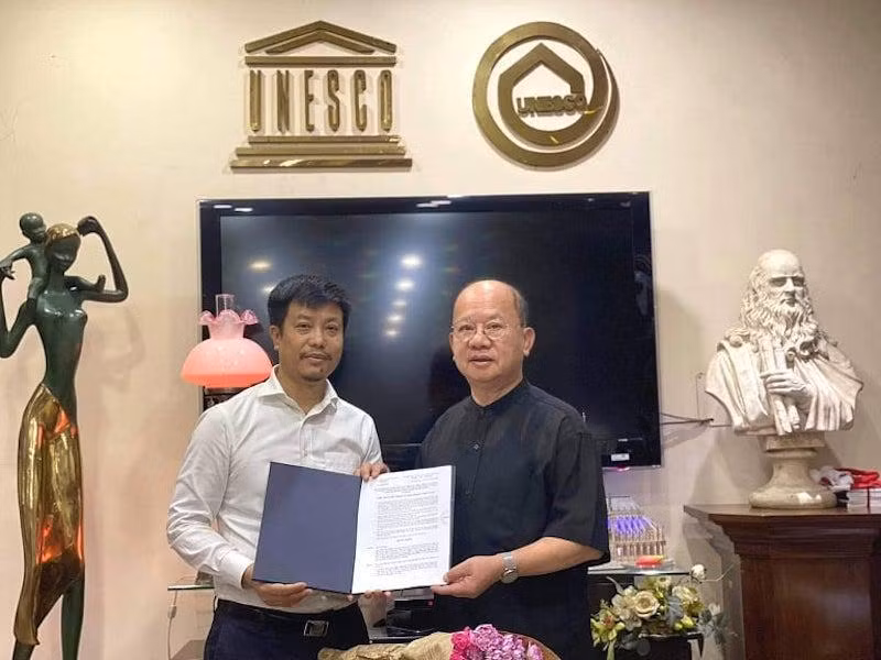 Ông Trần Văn Mạnh (trái) nhận quyết định bổ nhiệm Tổng biên tập Tạp chí Ngày nay