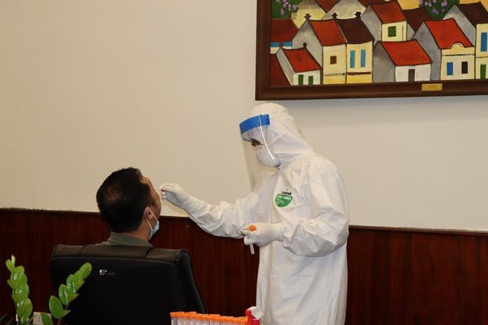 Xét nghiệm Covid-19 cho cán bộ Tổng cục QLTT Xét nghiệm Covid-19 cho cán bộ Tổng cục QLTT