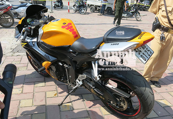 Cưỡi xe phân khối lớn, mang theo súng đi “thanh toán” đối thủ ảnh 2