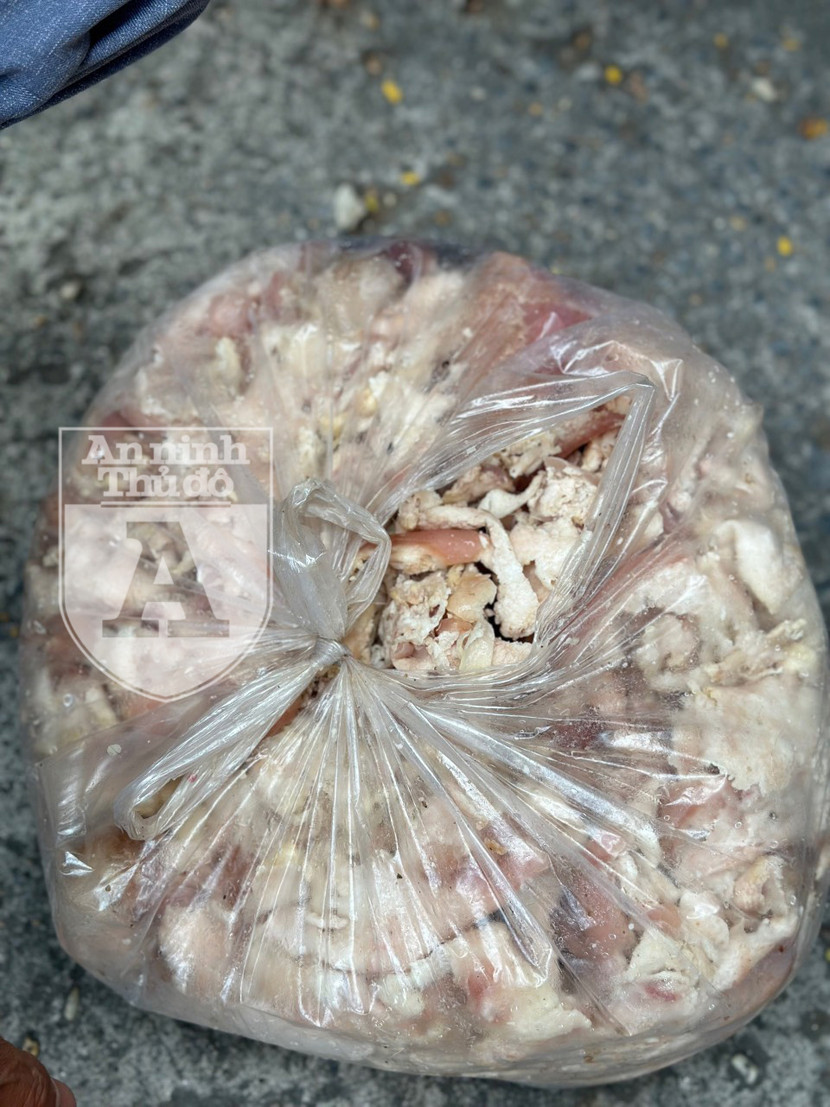 Mỡ lợn được đóng túi ni lông không có bảo quản, đang trong quá trình phân hủy