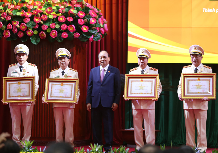 Thay mặt lãnh đạo Đảng, Nhà nước, Thủ tướng Chính phủ Nguyễn Xuân Phúc đã trao Huân chương Quân công tặng các đồng chí lãnh đạo Bộ Công an