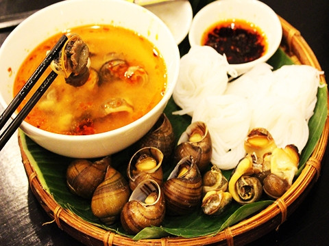 Bún ốc nguội trên hè phố Hà Nội Bún ốc nguội trên hè phố Hà Nội