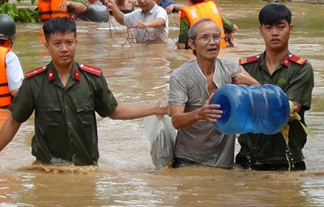 Hình ảnh sáng ngời phẩm chất người chiến sĩ Công an nhân dân trong giúp dân khắc phục hậu quả mưa lũ lịch sử ở miền Trung thời gian qua