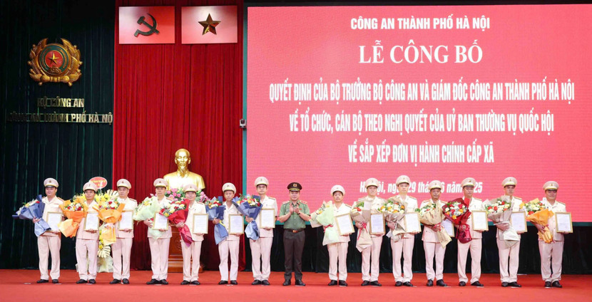 Trung tướng Nguyễn Thanh Tùng - Ủy viên Ban Thường vụ Thành ủy, Bí thư Đảng ủy, Giám đốc CATP Hà Nội trao quyết định cho các đồng chí được bổ nhiệm giữ chức vụ Trưởng công an cấp xã, ngày 29-6-2025