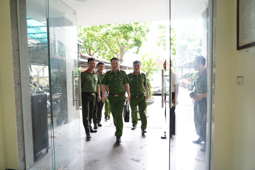 Thiếu tướng Nguyễn Hồng Ky - Phó Giám đốc CATP Hà Nội kiểm tra thực tế hoạt động tại trụ sở của Công an phường Hồng Hà