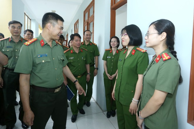 Đại tá Nguyễn Ngọc Quyền - Phó Giám đốc CATP Hà Nội kiểm tra, động viên cán bộ, chiến sỹ Công an phường Hà Đông