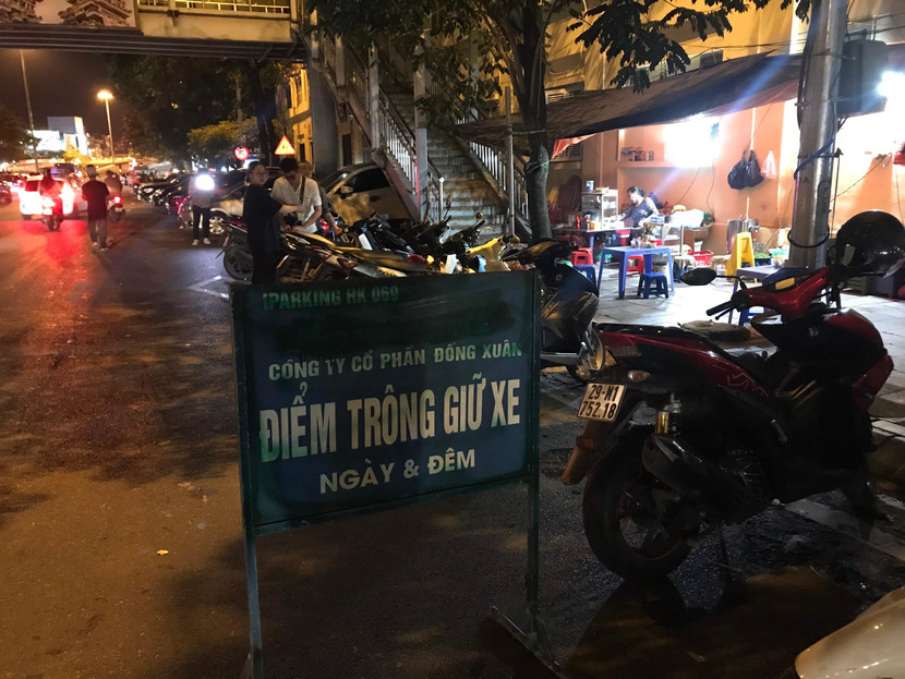 Có tình trạng trông giữ xe trái phép mạo danh Công ty cổ phần Đồng Xuân để đối phó lực lượng chức năng Có tình trạng trông giữ xe trái phép mạo danh Công ty cổ phần Đồng Xuân để đối phó lực lượng chức năng