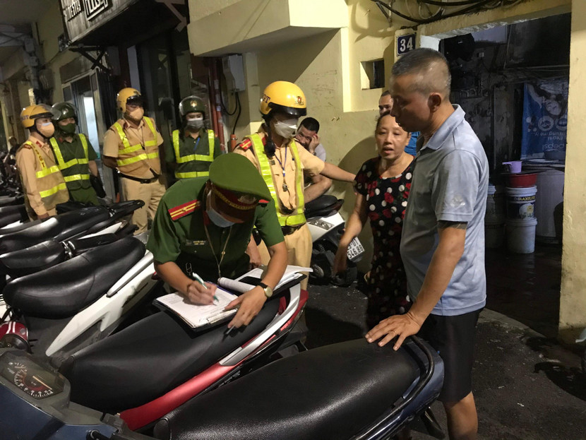 Song song với việc đề xuất cấp phép các điểm trông giữ xe, UBND quận Hoàn Kiếm tiếp tục chỉ đạo Công an quận phối hợp với các lực lượng chức năng xử lý nghiêm tình trạng trông giữ phương tiện tự phát Song song với việc đề xuất cấp phép các điểm trông giữ xe, UBND quận Hoàn Kiếm tiếp tục chỉ đạo Công an quận phối hợp với các lực lượng chức năng xử lý nghiêm tình trạng trông giữ phương tiện tự phát